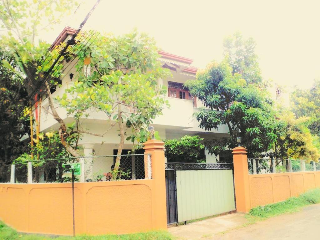 The Tourist Balcony Apartment Negombo Exterior photo